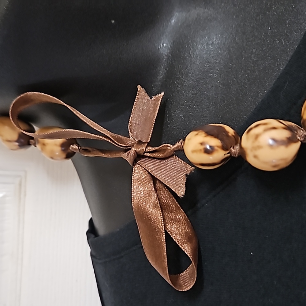 20" Tiger Kuki Nut Shell Lei with Ribbon - Necklace - Picture 4 of 5